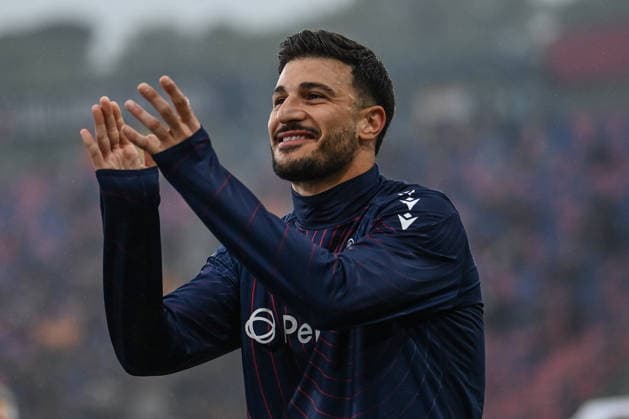 Riccardo Orsolini (Bologna Fc) greetings supporters during Bologna FC vs US Lecce, Italian soccer Serie A match in Bologna, Italy, April 12 2026  Copyright: xGianlucaxRicci IPAxSportx xipa-agency.netx xx IPA_73918860 IPA_Agency_IPA73918860
