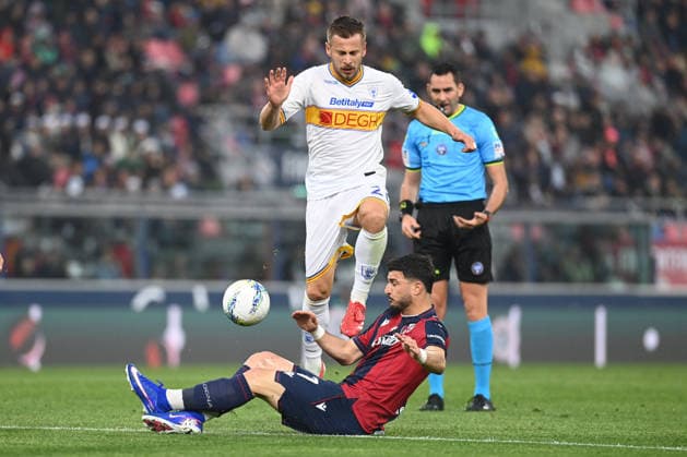 Ramadani Yiber (US Lecce) in action hindered by Riccardo Orsolini (Bologna Fc) during Bologna FC vs US Lecce, Italian soccer Serie A match in Bologna, Italy, April 12 2026  Copyright: xGianlucaxRicci IPAxSportx xipa-agency.netx xx IPA_73918869 IPA_Agency_IPA73918869