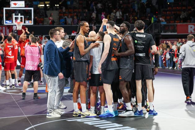Das Team der Niners Chemnitz nach dem Spiel, GER, FC Bayern Basketball vs. Niners Chemnitz, Basketball, easycredit Basketball Bundesliga, 29. Spieltag, Saison 2025 2026, 12.04.2026, GER, FC Bayern Basketball vs. Niners Chemnitz, Basketball, easycredit Basketball Bundesliga, 29. Spieltag, Saison 2025 2026, 12.04.2026 Muenchen Copyright: xEibner-Pressefoto JennixMaulx EP_JML