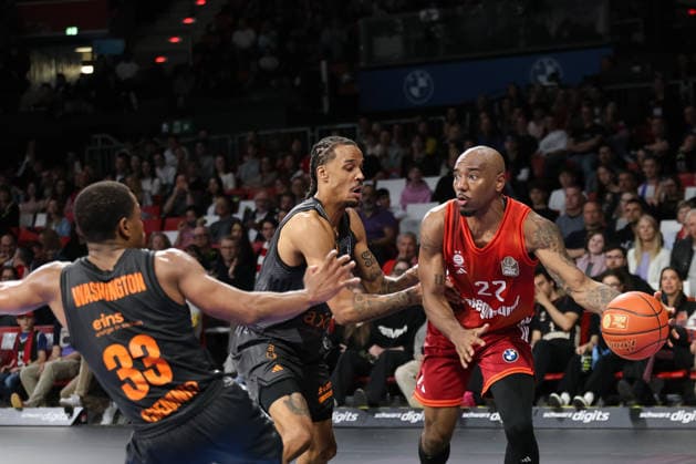 Isiaha Mike (FC Bayern Basketball, 22) mit Kevin Yebo (Niners Chemnitz, 00) und Eric Washington (Niners Chemnitz, 33), GER, FC Bayern Basketball vs. Niners Chemnitz, Basketball, easycredit Basketball Bundesliga, 29. Spieltag, Saison 2025 2026, 12.04.2026, GER, FC Bayern Basketball vs. Niners Chemnitz, Basketball, easycredit Basketball Bundesliga, 29. Spieltag, Saison 2025 2026, 12.04.2026 Muenchen Copyright: xEibner-Pressefoto JennixMaulx EP_JML