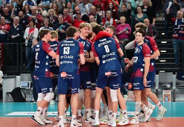 GER; 1.VBL, Play Off Halbfinale, SVG Lueneburg vs SWD Powervolleys Dueren 12.04.2026, GER; 1. VBL, PLay Off Halbfinale, SVG Lueneburg vs SWD Powervolleys Dueren, im Bild die Lueneburger Mannschaft jubelt ueber den Sieg