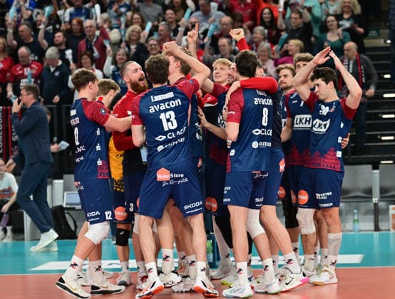 GER; 1.VBL, Play Off Halbfinale, SVG Lueneburg vs SWD Powervolleys Dueren 12.04.2026, GER; 1. VBL, PLay Off Halbfinale, SVG Lueneburg vs SWD Powervolleys Dueren, im Bild die Lueneburger Mannschaft jubelt ueber den Sieg