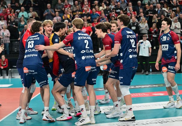 GER; 1.VBL, Play Off Halbfinale, SVG Lueneburg vs SWD Powervolleys Dueren 12.04.2026, GER; 1. VBL, PLay Off Halbfinale, SVG Lueneburg vs SWD Powervolleys Dueren, im Bild die Lueneburger Mannschaft jubelt ueber den Sieg