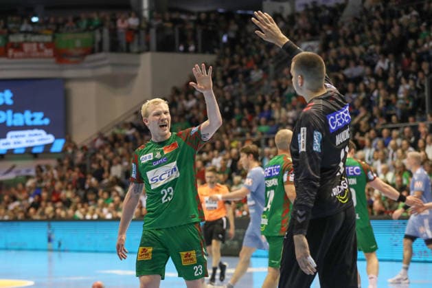 12.04.2026, xgox, Handball - Daikin HBL SC Magdeburg - HC Erlangen emspor, v.l. Magnus Saugstrup (Magdeburg, 23), Matej Mandic (Magdeburg, 12) Jubelt ueber gehaltenen Ball, abgewehrt, gehalten, Torhueter Magdeburg