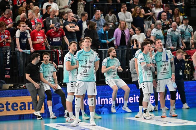 GER; 1.VBL, Play Off Halbfinale, SVG Lueneburg vs SWD Powervolleys Dueren 12.04.2026, GER; 1. VBL, PLay Off Halbfinale, SVG Lueneburg vs SWD Powervolleys Dueren, im Bild die Duerener Mannschaft laesst nach der Niederlage die Koepfe haengen