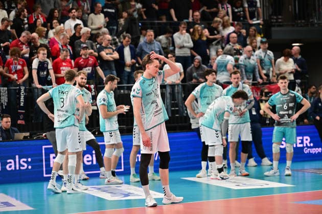 GER; 1.VBL, Play Off Halbfinale, SVG Lueneburg vs SWD Powervolleys Dueren 12.04.2026, GER; 1. VBL, PLay Off Halbfinale, SVG Lueneburg vs SWD Powervolleys Dueren, im Bild die Duerener Mannschaft laesst nach der Niederlage die Koepfe haengen