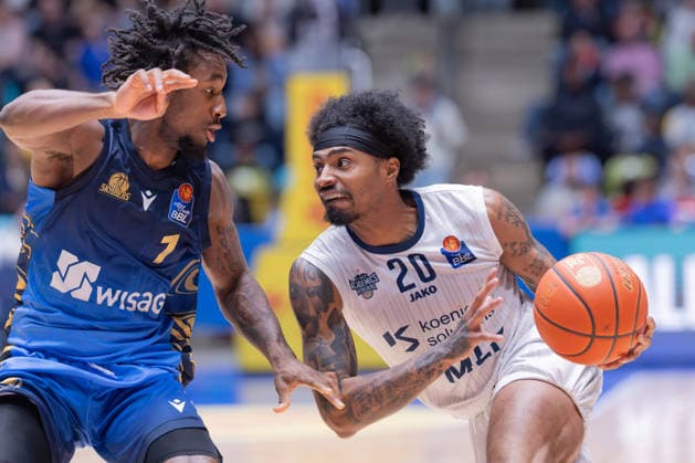 Frankfurt Skyliners - MLP Academics Heidelberg, easyCredit BBL Isaiah Swope (Skyliners, 1) verteidigt gegen Michael Weathers (MLP Academics Heidelberg, 20). Spiel der easyCredit BBL zwischen den Frankfurt Skyliners und den MLP Academics Heidelberg am 12. April 2026 in der Süwag Energie ARENA in Frankfurt am Main., Frankfurt am Main Hessen Deutschland Süwag Energie ARENA