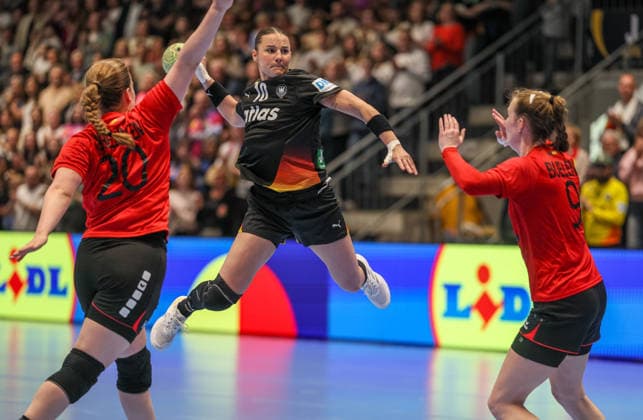 GER, Hamm, Deutschland vs Belgien, EHF EURO Qualifiers, Handball, EHF, Spielzeit 2025 2026, WESTPRESS arena, 6. Spieltag im Bild v.l.: Anna Schellingen (Belgien Handball Frauen 20), Mareike Thomaier (Deutschland Handball Frauen 15) DFB DFL REGULATIONS PROHIBIT ANY USE OF PHOTOGRAPHS AS IMAGE SEQUENCES AND OR QUASI-VIDEO, 12.04.2026 Copyright: HMBxMedia HendrikxHamelau
