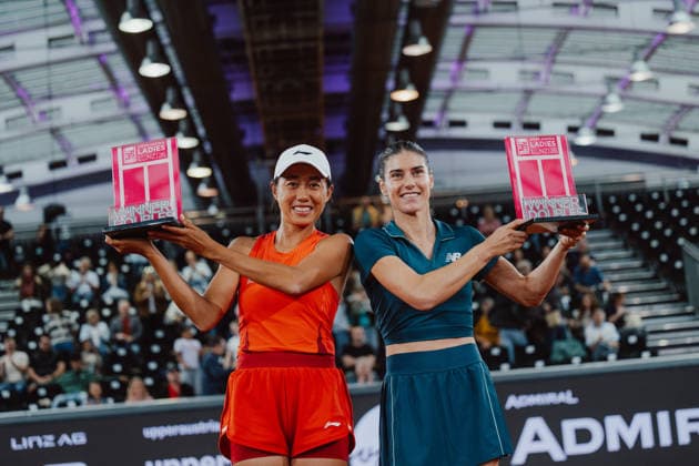TENNIS - WTA, Tennis Damen Upper Austria Ladies Linz LINZ,AUSTRIA,12.APR.26 - TENNIS - WTA Tour, Upper Austria Ladies Linz. Image shows Shuai Zhang (CHN) and Sorana Cirstea (ROU).  GEPAxpictures xAlexanderxSolc