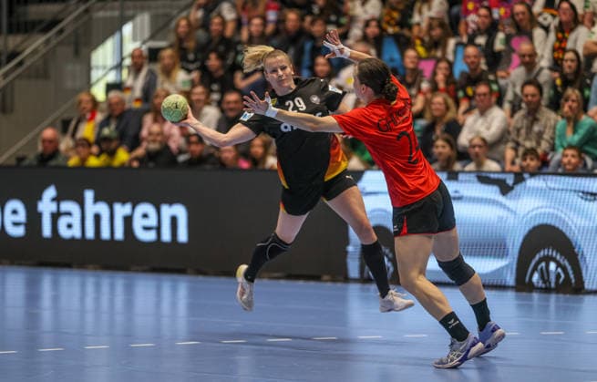 GER, Hamm, Deutschland vs Belgien, EHF EURO Qualifiers, Handball, EHF, Spielzeit 2025 2026, WESTPRESS arena, 6. Spieltag im Bild v.l.: Antje Döll (Deutschland Handball Frauen 29), Estelle Ghijsens (Belgien Handball Frauen 24) DFB DFL REGULATIONS PROHIBIT ANY USE OF PHOTOGRAPHS AS IMAGE SEQUENCES AND OR QUASI-VIDEO, 12.04.2026 Copyright: HMBxMedia HendrikxHamelau