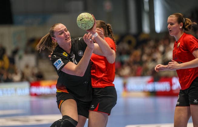 GER, Hamm, Deutschland vs Belgien, EHF EURO Qualifiers, Handball, EHF, Spielzeit 2025 2026, WESTPRESS arena, 6. Spieltag im Bild v.l.: Viola Leuchter (Deutschland Handball Frauen 77), Eva Xhonneux (Belgien Handball Frauen 33) DFB DFL REGULATIONS PROHIBIT ANY USE OF PHOTOGRAPHS AS IMAGE SEQUENCES AND OR QUASI-VIDEO, 12.04.2026 Copyright: HMBxMedia HendrikxHamelau