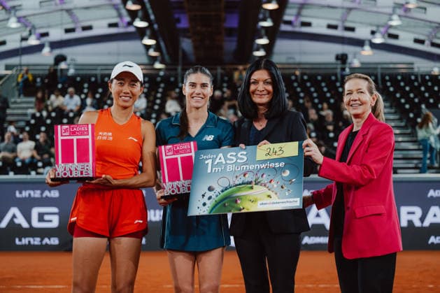 TENNIS - WTA, Tennis Damen Upper Austria Ladies Linz LINZ,AUSTRIA,12.APR.26 - TENNIS - WTA Tour, Upper Austria Ladies Linz. Image shows Shuai Zhang (CHN), Sorana Cirstea (ROU), tournament director Sandra Reichel and a participant.  GEPAxpictures xAlexanderxSolc