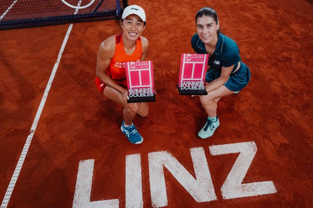 TENNIS - WTA, Tennis Damen Upper Austria Ladies Linz LINZ,AUSTRIA,12.APR.26 - TENNIS - WTA Tour, Upper Austria Ladies Linz. Image shows Shuai Zhang (CHN) and Sorana Cirstea (ROU).  GEPAxpictures xAlexanderxSolc