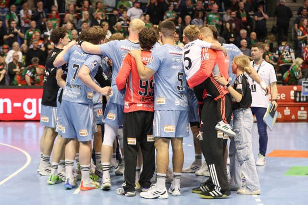 12.04.2026, xgox, Handball - Daikin HBL SC Magdeburg - HC Erlangen emspor, v.l. Erlangen enttaeuscht, schaut enttaeuscht, niedergeschlagen, disappointed Magdeburg
