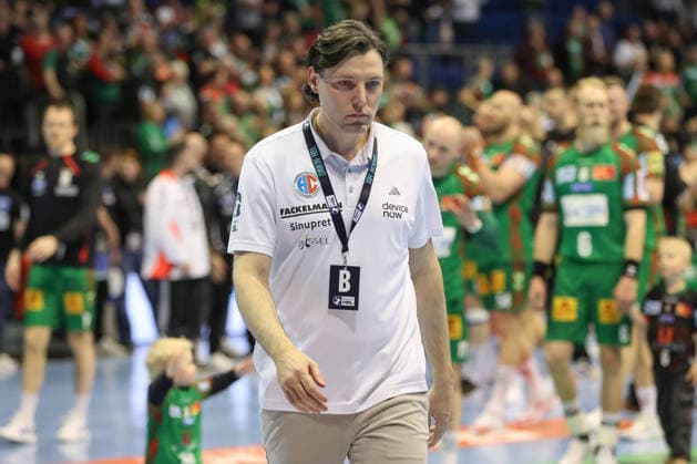 12.04.2026, xgox, Handball - Daikin HBL SC Magdeburg - HC Erlangen emspor, v.l. Johannes Sellin (Erlangen, Trainer) enttaeuscht, schaut enttaeuscht, niedergeschlagen, disappointed Magdeburg