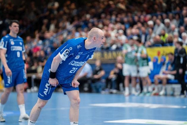 TBV Lemgo Lippe (GER) vs. Fuechse Berlin (GER), Handball, Daikin Handball Bundesliga, 28. Spieltag, 12.4.2026, Saision 2025 2026, Lemgo Leve Carstensen (TBV Lemgo Lippe, 21) in der Verteidigung bei einem 7-Meter Wurf Lemgo Phoenix Contact Arena Deutschland