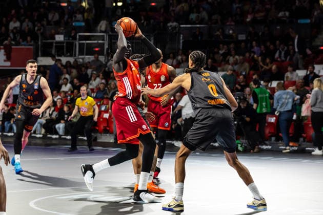 GER, easy-Credit Basketball-Bundesliga, FC Bayern München Basketball - Niners Chemnitz. 12.04.2026, BMW Park, München, GER, easy-Credit Basketball-Bundesliga, FC Bayern München Basketball - Niners Chemnitz. Wenyen Gabriel (FC Bayern München Basketball 32), Kevin Yebo (Niners Chemnitz, 0) Foto Alexander Trienitz München BMW Park Bayern Deutschland