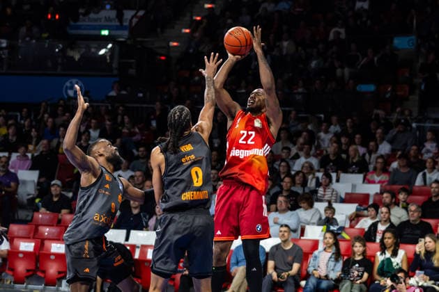 GER, easy-Credit Basketball-Bundesliga, FC Bayern München Basketball - Niners Chemnitz. 12.04.2026, BMW Park, München, GER, easy-Credit Basketball-Bundesliga, FC Bayern München Basketball - Niners Chemnitz. Isiaha Mike (FC Bayern München Basketball 22), Kevin Yebo (Niners Chemnitz, 0) Foto Alexander Trienitz München BMW Park Bayern Deutschland