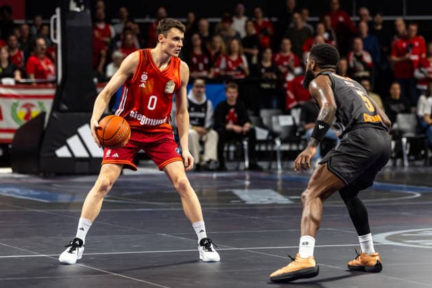 GER, easy-Credit Basketball-Bundesliga, FC Bayern München Basketball - Niners Chemnitz. 12.04.2026, BMW Park, München, GER, easy-Credit Basketball-Bundesliga, FC Bayern München Basketball - Niners Chemnitz. Nenad Dimitrijevic (FC Bayern München Basketball 0), Corey Davis Jr. (Niners Chemnitz, 5) Foto Alexander Trienitz München BMW Park Bayern Deutschland