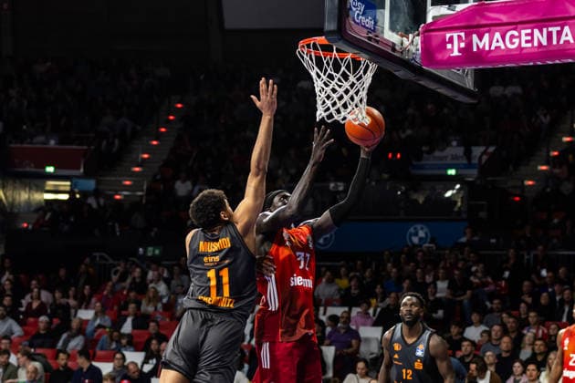 GER, easy-Credit Basketball-Bundesliga, FC Bayern München Basketball - Niners Chemnitz. 12.04.2026, BMW Park, München, GER, easy-Credit Basketball-Bundesliga, FC Bayern München Basketball - Niners Chemnitz. Wenyen Gabriel (FC Bayern München Basketball 32), Kostja Mushidi (Niners Chemnitz, 11) Foto Alexander Trienitz München BMW Park Bayern Deutschland