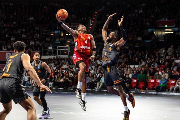 GER, easy-Credit Basketball-Bundesliga, FC Bayern München Basketball - Niners Chemnitz. 12.04.2026, BMW Park, München, GER, easy-Credit Basketball-Bundesliga, FC Bayern München Basketball - Niners Chemnitz. Xavier Rathan-Mayes (FC Bayern München Basketball 4), John Edward Newman III (Niners Chemnitz, 9) Foto Alexander Trienitz München BMW Park Bayern Deutschland