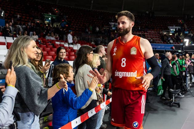GER, easy-Credit Basketball-Bundesliga, FC Bayern München Basketball - Niners Chemnitz. 12.04.2026, BMW Park, München, GER, easy-Credit Basketball-Bundesliga, FC Bayern München Basketball - Niners Chemnitz. Leon Kratzer (FC Bayern München Basketball 8) bedankt sich bei den Fans Foto Alexander Trienitz München BMW Park Bayern Deutschland