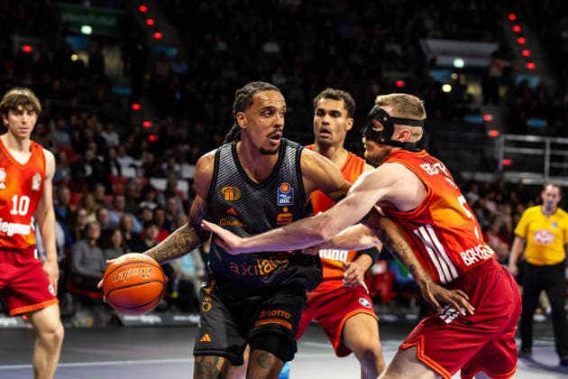 GER, easy-Credit Basketball-Bundesliga, FC Bayern München Basketball - Niners Chemnitz. 12.04.2026, BMW Park, München, GER, easy-Credit Basketball-Bundesliga, FC Bayern München Basketball - Niners Chemnitz. Kevin Yebo (Niners Chemnitz, 0), Niels Giffey (FC Bayern München Basketball 5) Foto Alexander Trienitz München BMW Park Bayern Deutschland