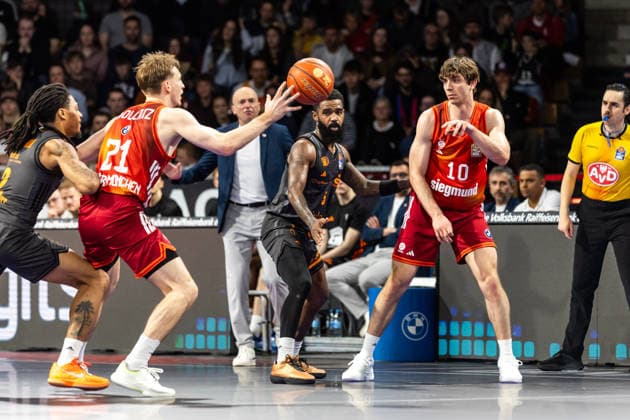 GER, easy-Credit Basketball-Bundesliga, FC Bayern München Basketball - Niners Chemnitz. 12.04.2026, BMW Park, München, GER, easy-Credit Basketball-Bundesliga, FC Bayern München Basketball - Niners Chemnitz. Justus Hollatz (FC Bayern München Basketball 21), Justinian Jessup (FC Bayern München Basketball 10) Foto Alexander Trienitz München BMW Park Bayern Deutschland