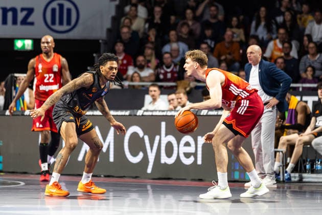 GER, easy-Credit Basketball-Bundesliga, FC Bayern München Basketball - Niners Chemnitz. 12.04.2026, BMW Park, München, GER, easy-Credit Basketball-Bundesliga, FC Bayern München Basketball - Niners Chemnitz. Justus Hollatz (FC Bayern München Basketball 21), Nike Sibande (Niners Chemnitz, 2) Foto Alexander Trienitz München BMW Park Bayern Deutschland