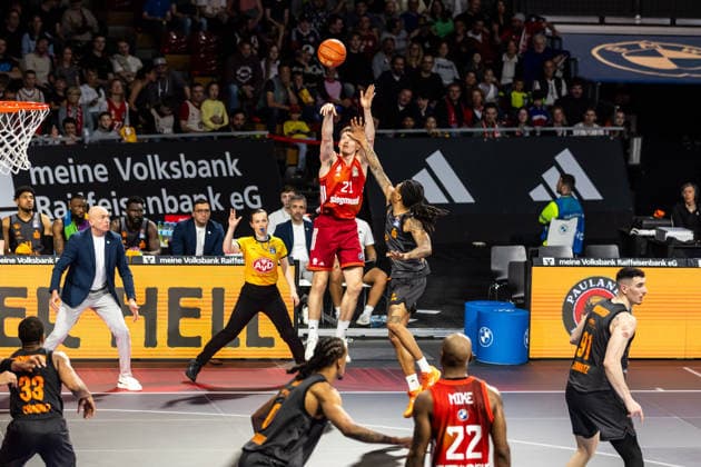 GER, easy-Credit Basketball-Bundesliga, FC Bayern München Basketball - Niners Chemnitz. 12.04.2026, BMW Park, München, GER, easy-Credit Basketball-Bundesliga, FC Bayern München Basketball - Niners Chemnitz. Justus Hollatz (FC Bayern München Basketball 21), Nike Sibande (Niners Chemnitz, 2) Foto Alexander Trienitz München BMW Park Bayern Deutschland