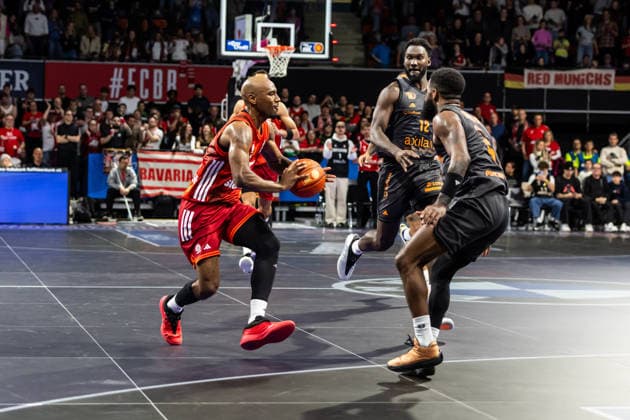 GER, easy-Credit Basketball-Bundesliga, FC Bayern München Basketball - Niners Chemnitz. 12.04.2026, BMW Park, München, GER, easy-Credit Basketball-Bundesliga, FC Bayern München Basketball - Niners Chemnitz. Isiaha Mike (FC Bayern München Basketball 22), Corey Davis Jr. (Niners Chemnitz, 5) Foto Alexander Trienitz München BMW Park Bayern Deutschland