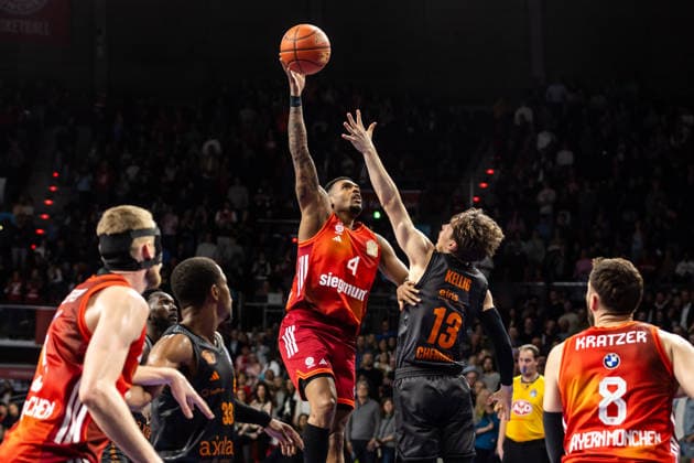 GER, easy-Credit Basketball-Bundesliga, FC Bayern München Basketball - Niners Chemnitz. 12.04.2026, BMW Park, München, GER, easy-Credit Basketball-Bundesliga, FC Bayern München Basketball - Niners Chemnitz. Xavier Rathan-Mayes (FC Bayern München Basketball 4), Luca Kellig (Niners Chemnitz, 13) Foto Alexander Trienitz München BMW Park Bayern Deutschland