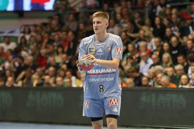12.04.2026, xgox, Handball - Daikin HBL SC Magdeburg - HC Erlangen emspor, v.l. Sander Andreassen Overjordet (Erlangen, 8) am Ball, plays the ball Magdeburg