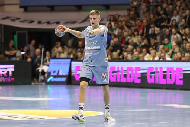 12.04.2026, xgox, Handball - Daikin HBL SC Magdeburg - HC Erlangen emspor, v.l. Sander Andreassen Overjordet (Erlangen, 8) am Ball, plays the ball Magdeburg