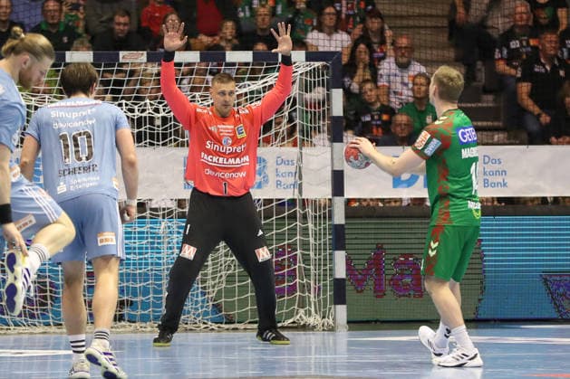 12.04.2026, xgox, Handball - Daikin HBL SC Magdeburg - HC Erlangen emspor, v.l. Dario Quenstedt (Erlangen, 1) beim Siebenmeter gegen Omar Ingi Magnusson (Magdeburg, 14) Magdeburg
