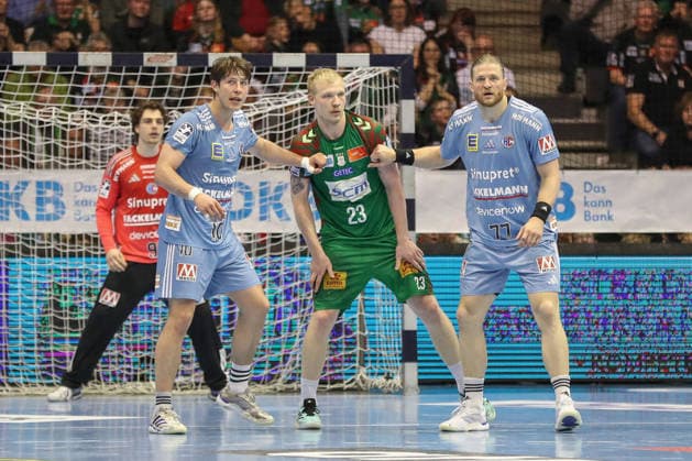 12.04.2026, xgox, Handball - Daikin HBL SC Magdeburg - HC Erlangen emspor, v.l. Florian Scheerer (Erlangen, 10), Magnus Saugstrup (Magdeburg, 23), Antonio Metzner (Erlangen, 27) Zweikampf, Duell, Kampf, tackle Magdeburg