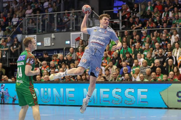 12.04.2026, xgox, Handball - Daikin HBL SC Magdeburg - HC Erlangen emspor, v.l. Yannik Bialowas (Erlangen, 7) wirft Tor, Torschuetze, erzielt Tor, Treffer, scores the goal Magdeburg