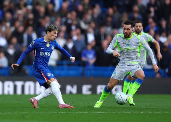 12th April 2026; Stamford Bridge, Chelsea, London, England: Premier League Football, Chelsea versus Manchester City; Alejandro Garnacho of Chelsea under pressure from Rayan Cherki of Manchester City JPxFletcher