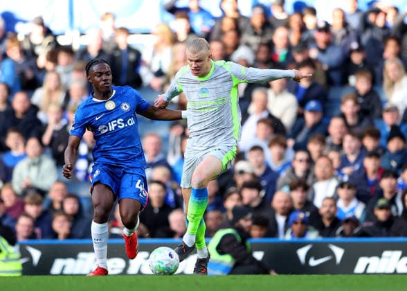 12th April 2026; Stamford Bridge, Chelsea, London, England: Premier League Football, Chelsea versus Manchester City; Erling Haaland of Manchester City under pressure from Romeo Lavia of Chelsea JPxFletcher