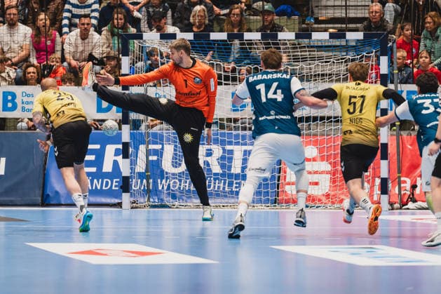 Christopher Rudeck (Bergischer HC, 01) haelt einen 7meter gegen Patrick Zieker (TVB Stuttgart, 25) Bergischer HC vs. TVB Stuttgart, Handball, Daikin 1.HBL, 28.Spieltag, Saison 2025 26, 12.04.2026, Bergischer HC vs. TVB Stuttgart, Handball, Daikin 1.HBL, 28.Spieltag, Saison 2025 26, 12.04.2026 Wuppertal Copyright: xEibner-Pressefoto LukasxBaldygax EP_LBA