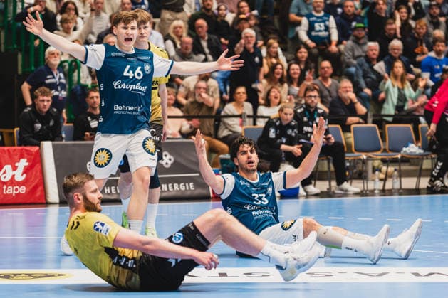 Julian Fuchs (Bergischer HC, 46) und Eloy Morante Maldonado (Bergischer HC, 33) wollen ein Foulspiel gegen sich von Samuel Roethlisberger (TVB Stuttgart, 17) Bergischer HC vs. TVB Stuttgart, Handball, Daikin 1.HBL, 28.Spieltag, Saison 2025 26, 12.04.2026, Bergischer HC vs. TVB Stuttgart, Handball, Daikin 1.HBL, 28.Spieltag, Saison 2025 26, 12.04.2026 Wuppertal Copyright: xEibner-Pressefoto LukasxBaldygax EP_LBA