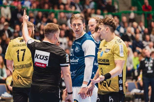 Samuel Roethlisberger (TVB Stuttgart, 17), Schiedsrichter zeigt Max Haefner (TVB Stuttgart, 03) eine Zeitstrafe an, Kim Voss-Fels (Bergischer HC, 21) schaut dabei zu Bergischer HC vs. TVB Stuttgart, Handball, Daikin 1.HBL, 28.Spieltag, Saison 2025 26, 12.04.2026, Bergischer HC vs. TVB Stuttgart, Handball, Daikin 1.HBL, 28.Spieltag, Saison 2025 26, 12.04.2026 Wuppertal Copyright: xEibner-Pressefoto LukasxBaldygax EP_LBA