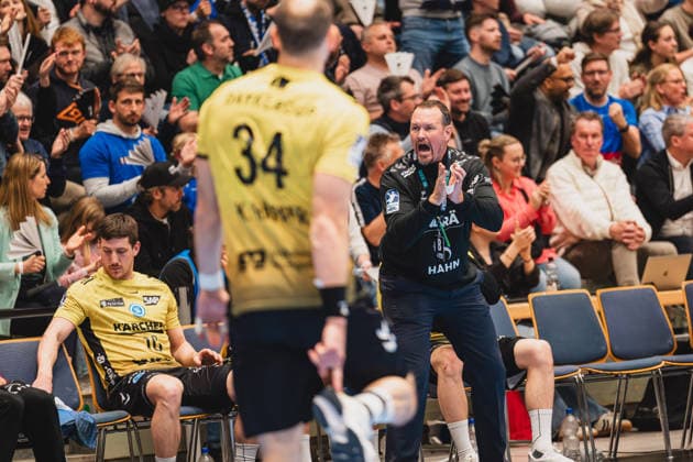 Misha Kaufmann (TVB Stuttgart, Trainer) petscht sein Team an Bergischer HC vs. TVB Stuttgart, Handball, Daikin 1.HBL, 28.Spieltag, Saison 2025 26, 12.04.2026, Bergischer HC vs. TVB Stuttgart, Handball, Daikin 1.HBL, 28.Spieltag, Saison 2025 26, 12.04.2026 Wuppertal Copyright: xEibner-Pressefoto LukasxBaldygax EP_LBA
