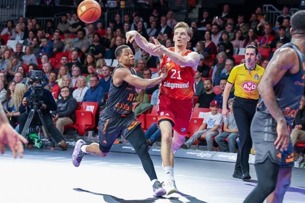 Eric Washington 33 (Niners Chemnitz), links, versucht einen Pass von Justus Hollatz 21 (FC Bayern Muenchen Basketball) zu stoppen, FC Bayern Muenchen Basketball vs. Niners Chemnitz, easyCredit BBL, Basketball, Bundesliga, Maenner, Hauptrunde, 12. April 2026 Muenchen Bayern Deutschland