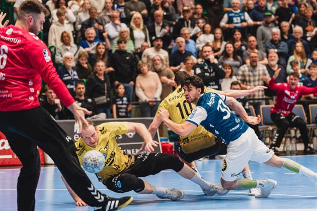Miljan Vujovic (TVB Stuttgart, 16), Lenny Rubin (TVB Stuttgart, 44), Ivan Snajder (TVB Stuttgart, 10) koennen das Tor von Eloy Morante Maldonado (Bergischer HC, 33) nicht verhindern, Wurf aus dem Ruecken Bergischer HC vs. TVB Stuttgart, Handball, Daikin 1.HBL, 28.Spieltag, Saison 2025 26, 12.04.2026, Bergischer HC vs. TVB Stuttgart, Handball, Daikin 1.HBL, 28.Spieltag, Saison 2025 26, 12.04.2026 Wuppertal Copyright: xEibner-Pressefoto LukasxBaldygax EP_LBA