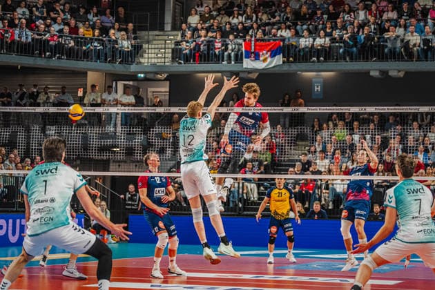 Volleyball Herren Bundesliga Playoffs Halbfinale 2025 2026 SVG Lüneburg vs. SWD powervolleys Düren 12.04.2026 Jackson Howe ( 6 SVG Lüneburg) gegen den Block von Siebe Korenblek ( 12 SWD powervolleys Düren)