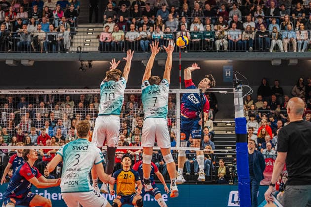 Volleyball Herren Bundesliga Playoffs Halbfinale 2025 2026 SVG Lüneburg vs. SWD powervolleys Düren 12.04.2026 Ethan Champlin ( 20 SVG Lüneburg) gegen den Block von Petteri Tyynismaa ( 10 SWD powervolleys Düren) und Jordan Canham ( 7 SWD powervolleys Düren)