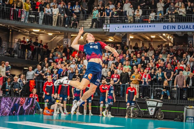 Volleyball Herren Bundesliga Playoffs Halbfinale 2025 2026 SVG Lüneburg vs. SWD powervolleys Düren 12.04.2026 Axel Enlund ( 17 SVG Lüneburg) beim Aufschlag