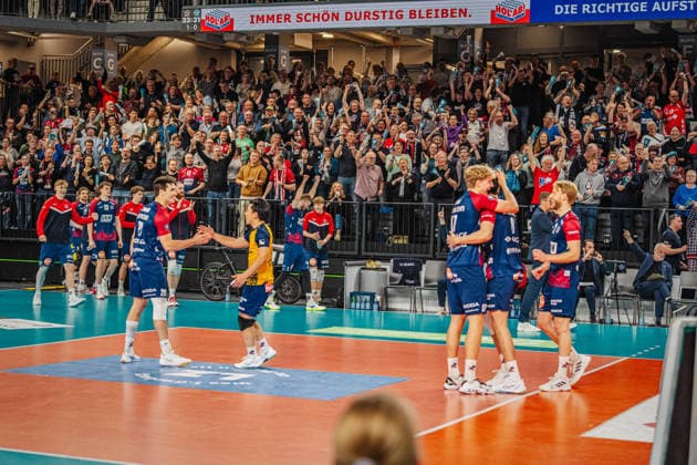 Volleyball Herren Bundesliga Playoffs Halbfinale 2025 2026 SVG Lüneburg vs. SWD powervolleys Düren 12.04.2026 Die Mannschaft der SVG Lüneburg jubelt