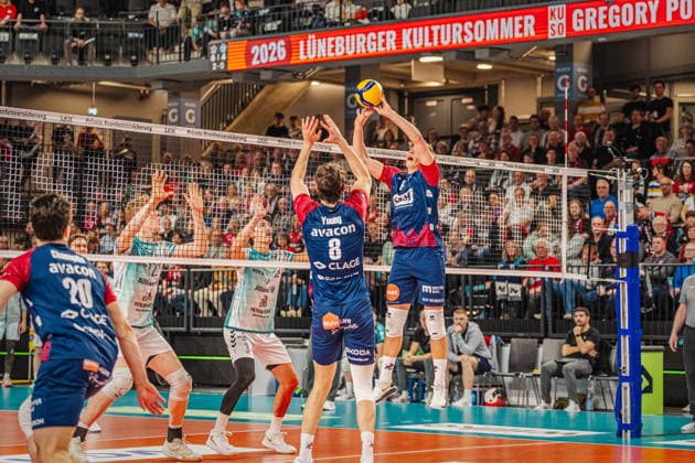 Volleyball Herren Bundesliga Playoffs Halbfinale 2025 2026 SVG Lüneburg vs. SWD powervolleys Düren 12.04.2026 Santeri Välimaa ( 12 SVG Lüneburg) spielt den Ball zu